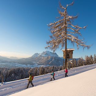 Hotel Alpenhof Winterwandern bei Sonnenuntergang